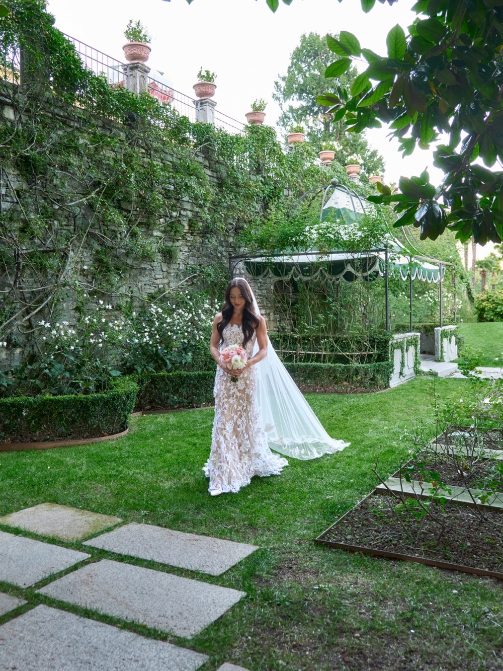 Oscar De La Renta Embroidered Lace Bridal Gown with Veil - White Floral - Picture 5 of 5